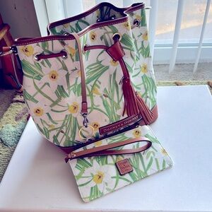 EUC Dooney & Bourke daffodil bucket bag with wristlet